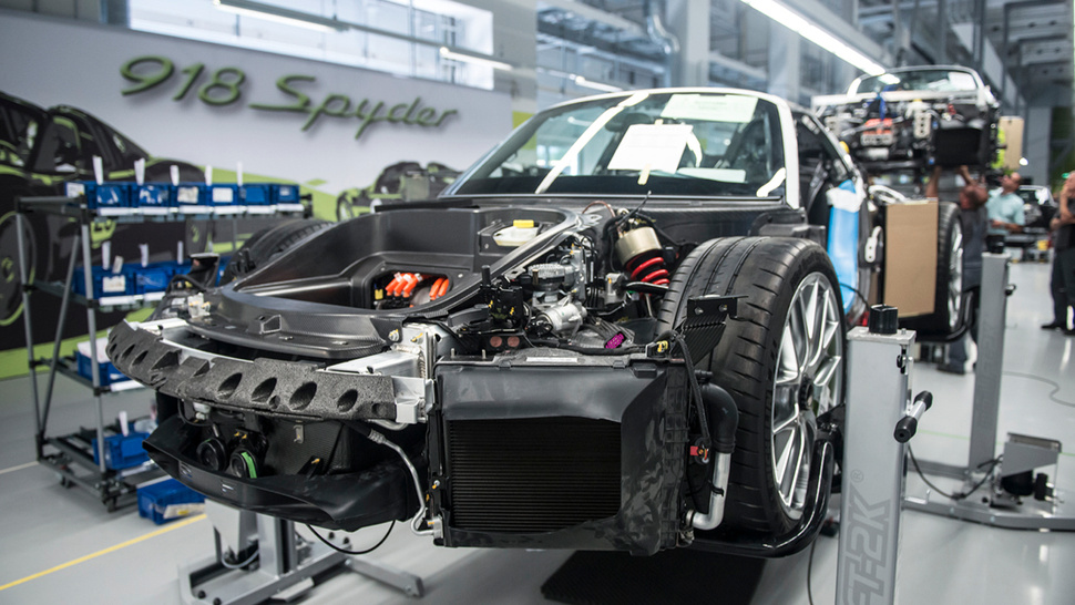 Производит концом. Сборка Porsche. Производство Порше. Производство машина Порше. Кузовное производство Porsche.